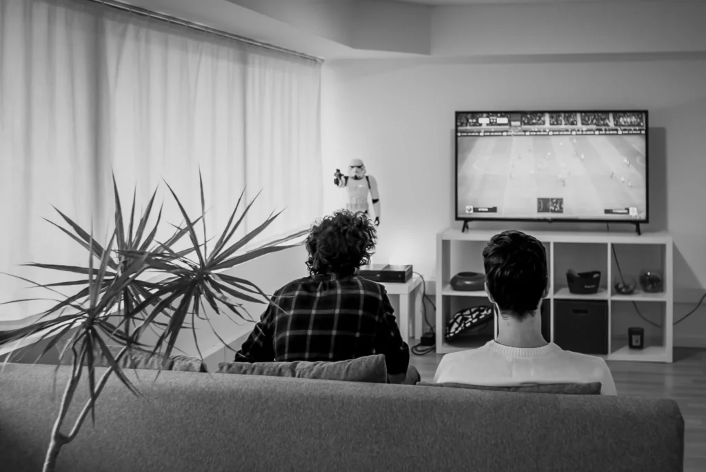 Colaboradores da Lava desfrutando de um momento de lazer, envolvidos numa partida amigável de FIFA numa consola de videojogos, destacando a ênfase da empresa no equilíbrio entre trabalho e vida pessoal.