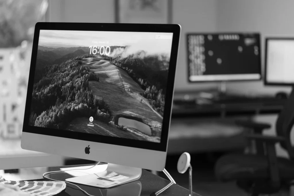 Visão detalhada do espaço de trabalho de um designer da Lava com um ecrã de computador exibindo gráficos impressionantes, indicativos da nossa abordagem inovadora às soluções de web e branding.